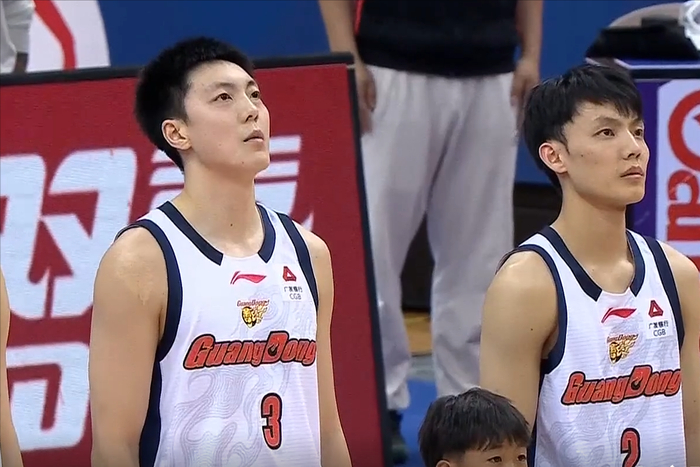 全球电竞-CBA：胡明轩13分加时逆转，18岁小将22+8，拼到4人五犯离场|麦考尔|王洪泽|米奇|韦瑟斯庞|客队_新浪体育_新浪新闻